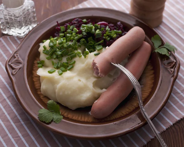 Würstchen Mit Kartoffelpüree Und Rübensalat — Stockfoto
