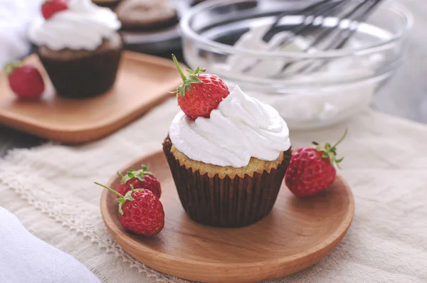 Protein krem ve çilek ile Cupcake.