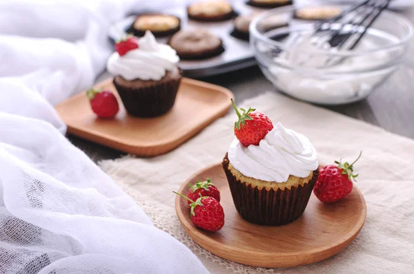 Cupcake com creme de proteína e morangos . — Fotografia de Stock