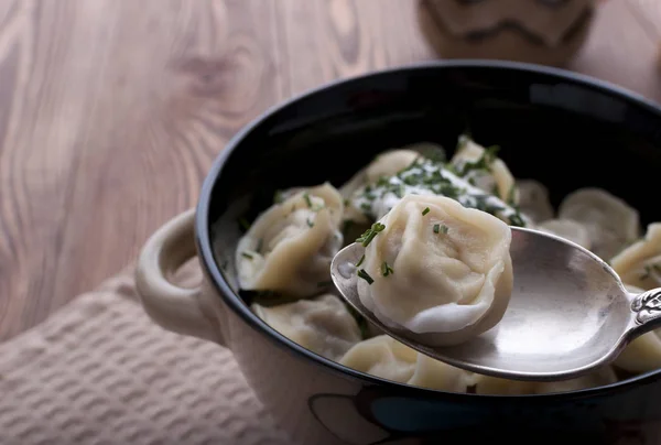 Hausgemachte Knödel mit saurer Sahne. — Stockfoto