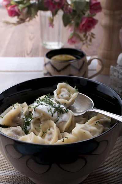 Hausgemachte Knödel mit saurer Sahne. — Stockfoto