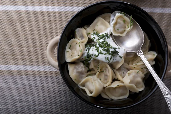 Hausgemachte Knödel mit saurer Sahne. — Stockfoto