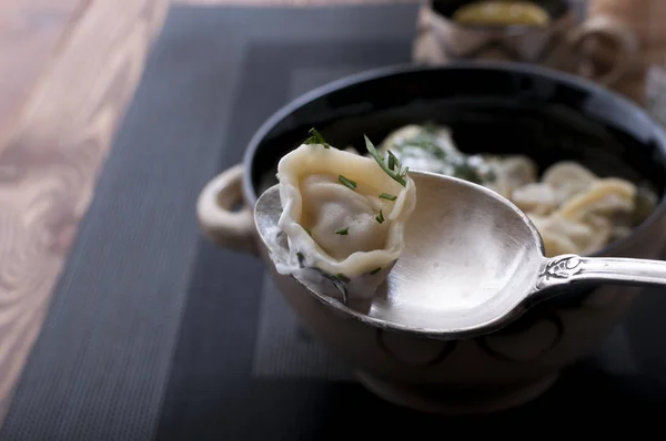 Hausgemachte Knödel mit saurer Sahne. — Stockfoto