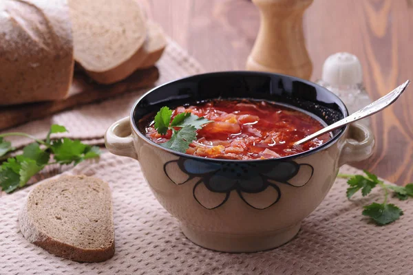 Sopa aromática com creme de leite e pão preto . — Fotografia de Stock