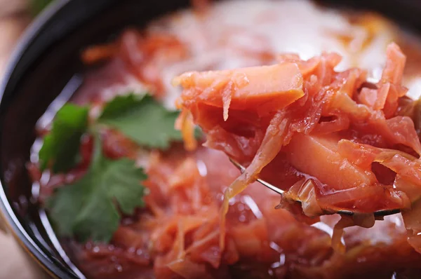 Ekşi Krem ve siyah ekmek ile aromatik çorba.