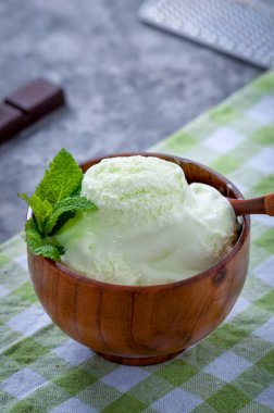 Soğuk yaz tatlısı. Kivili sütlü dondurma. Dondurma meyvesi.