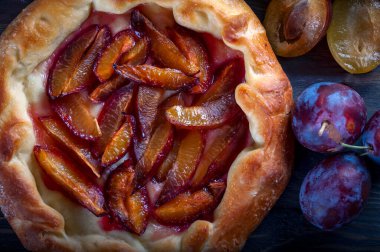 Erikli güzel bir açık turta. Mevsimlik pişirme. Çay için turta.