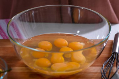 Fırçayla yumurta çırpmak