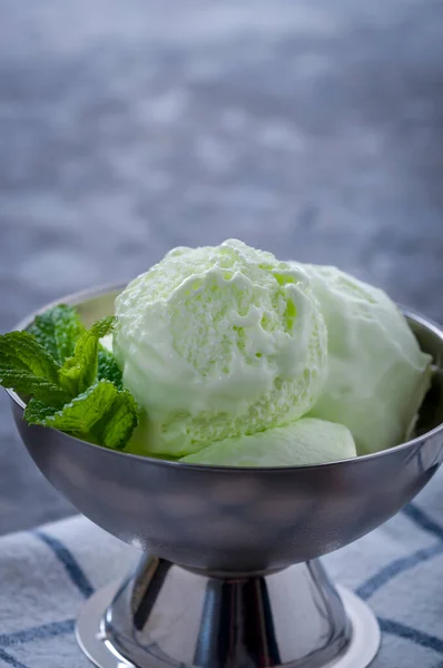 Холодний Літній Десерт Молочне Морозиво Ківі Фрукти Морозива — стокове фото
