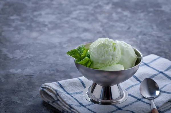 Kall Sommardessert Mjölkglass Med Kiwi Glassfrukt — Stockfoto