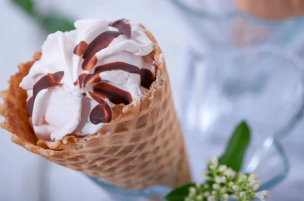 Шоколадне Морозиво Вафельним Конусом — стокове фото