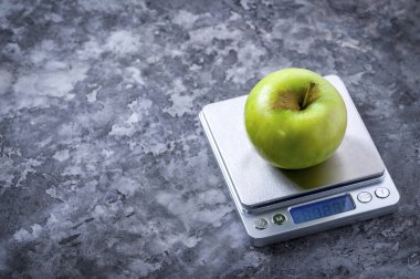 Terazide duran bir elma. Sağlıklı yaşam tarzı kavramı.