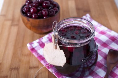 Kahvaltıda kiraz reçeli. Yaz mevsiminde reçel pişirmek. Yemek yapmak, böğürtlenleri korumak.