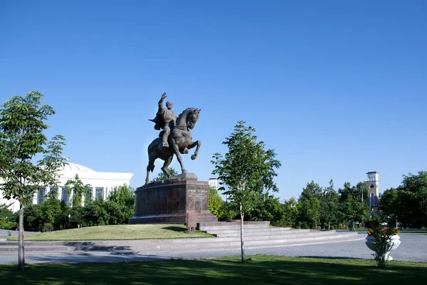 Het Monument Voor Amir Timur Tasjkent Het Kader Van Groen — Stockfoto