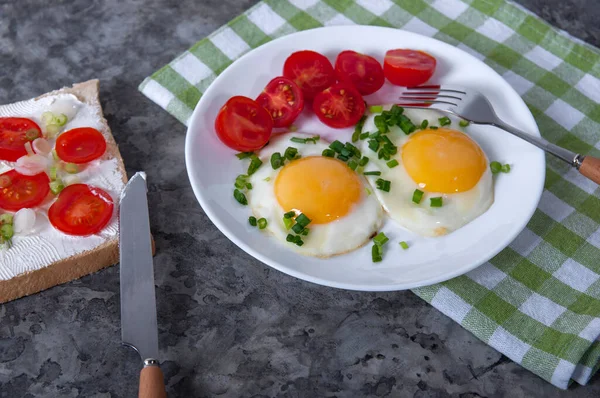 Petit Déjeuner Appétissant Avec Œufs Frits Pain Tomates Cerises Fromage — Photo