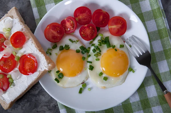 Petit Déjeuner Appétissant Avec Œufs Frits Pain Tomates Cerises Fromage — Photo