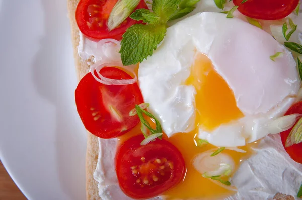 Délicieux Petit Déjeuner Avec Œuf Poché Pain Tomates Cerises Fromage — Photo