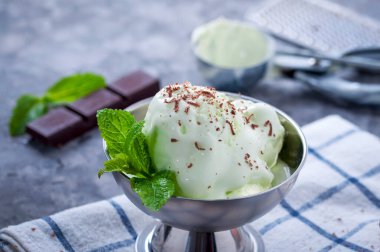 Taşkent 'teki Amir Timur anıtı yeşillik çerçevesinde. Amir Timur Meydanı, Taşkent. Amir Timur Anıtı.