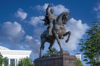 Taşkent 'teki Amir Timur anıtı yeşillik çerçevesinde. Amir Timur Meydanı, Taşkent. Amir Timur Anıtı.