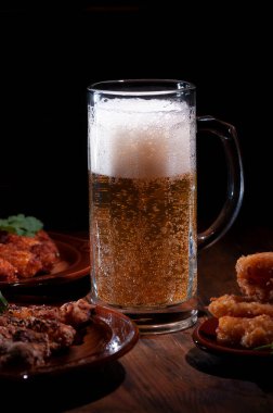 Atıştırmalık köpüklü soğuk bira. Soğuk içecek. Atıştırmalık bira. Bira çerezi.