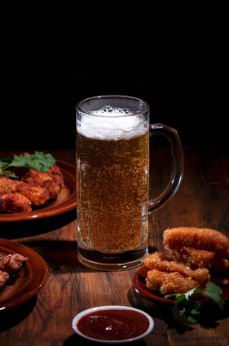 Atıştırmalık köpüklü soğuk bira. Soğuk içecek. Atıştırmalık bira. Bira çerezi.