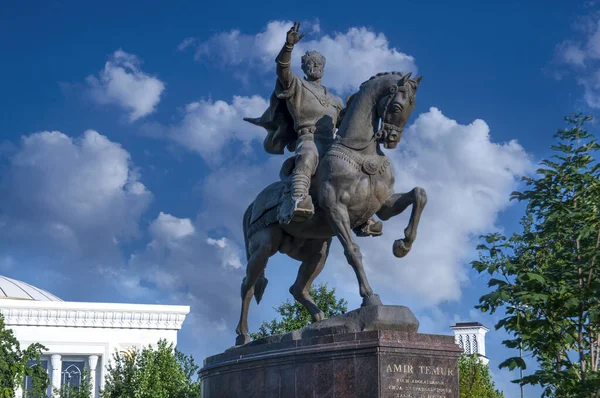 Taşkent 'teki Amir Timur anıtı yeşillik çerçevesinde. Amir Timur Meydanı, Taşkent. Amir Timur Anıtı.