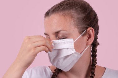  Tıbbi maskeli kız.