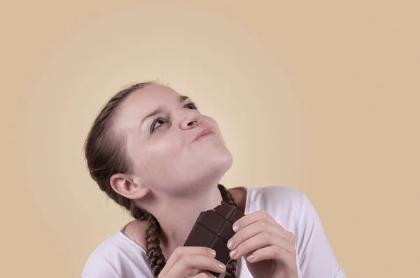 Девушка Пробует Шоколад Девушка Наслаждается Вкусом Шоколада Восхищение Вкусом Шоколада — стоковое фото