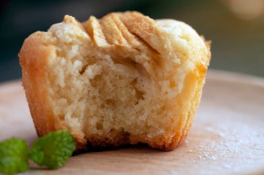 Elma dilimli pirinç unu keki. Kek ahşap bir tabakta yatıyor. Elma dolumu