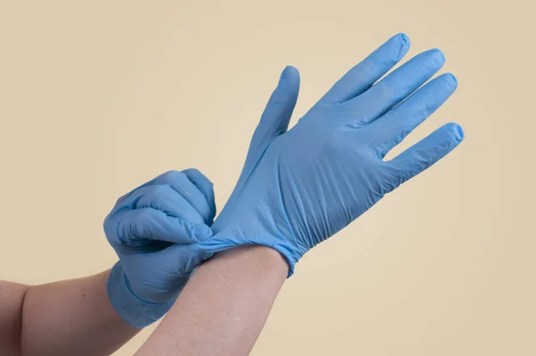 戴上医用手套医用手套以防止感染 预防感染 预防感染的传播 — 图库照片