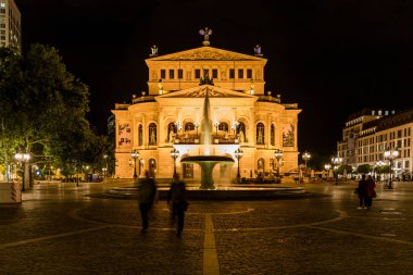 Eski Opera Binası Alte Oper de bahar Frankfurt Main Opernplatz Çeşme ve yürüyen insanlar ile bir gece kadeh. Frankfurt - Almanya üzerinde Mayıs, 16, 2018