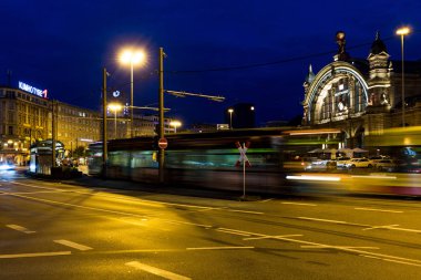 Yayalar, tramvay, otobüs ve otomobil, gece atış, Frankfurt, Almanya, Merkez Tren Garı Mayıs, 20, 2018 üzerinde bulanık Rating ile gece Merkez İstasyonu Frankfurt kare