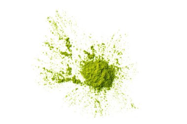 Beyaz arka plan üzerinde izole düzensiz biçimde zemin matcha yeşil çay tozu