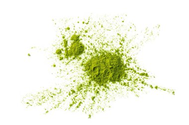 Beyaz arka plan üzerinde izole düzensiz biçimde zemin matcha yeşil çay tozu