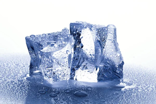 Dois Cubos Gelo Com Gotas Água Fundo Molhado Branco — Fotografia de Stock