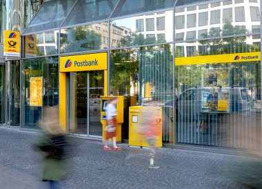 Bir Frankfurt/Main, Almanya - 09 Eylül 2018: Postbank Office giriş para, posta kutusunu ve bulanık insanların önünde