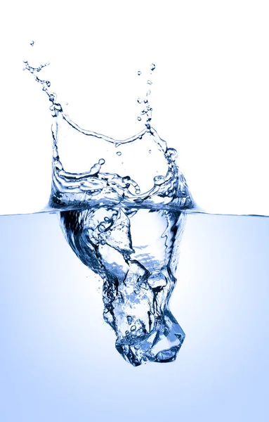 Einzelner Eiswürfel Der Blaues Weißes Wasser Spritzt Isoliert Auf Weißem — Stockfoto