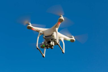 Niedernhausen, Almanya, 9 Nisan 2017, Quadcopter ile DJI indeks işlem Phantom mavi gökyüzüne uçan robot