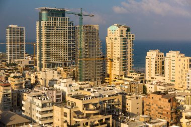 Akdeniz ile Tel Aviv İsrail arka plan kentsel scycrapers yükseltilmiş görünümüne