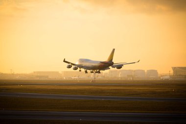 Frankfurt Airport, Almanya, 16 Şubat - 2018, Asiana Airways Frankfurt Havaalanı üzerinde akşam güneşi alacakaranlıkta açılış Boeing 747 uçağı
