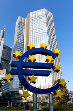 Frankfurt am Main, Almanya - 05 Eylül 2018: Euro heykel Eurotower, Avrupa Merkez Bankası önünde. HEYEL geç 1990 Ottmar Hoerl tarafından tasarlanmıştır.