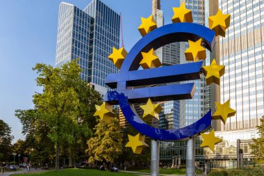Frankfurt am Main, Almanya - 05 Eylül 2018: Euro heykel Eurotower, Avrupa Merkez Bankası önünde. HEYEL geç 1990 Ottmar Hoerl tarafından tasarlanmıştır.