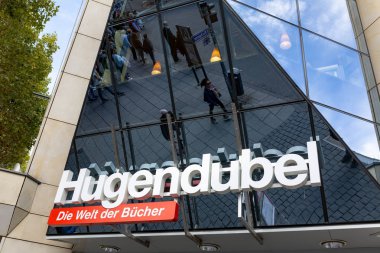 Wiesbaden, Almanya, 6 Ekim 2018 - kitapçı Hugendubel etiket geçen yayalar ve istemciler yansıma ile
