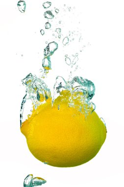 Suya hava kabarcıkları ile sıçramasına tek limon