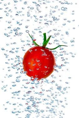 Suya hava kabarcıkları ile sıçramasına küçük kiraz domates