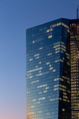 Frankfurt, Almanya, Ekim 10. 2018 - Avrupa Merkez Bankası kule Frankfurt cephe detaylı olarak akşam güneşi