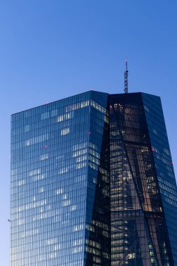 Frankfurt, Almanya, Ekim 10. 2018 - Avrupa Merkez Bankası kule Frankfurt cephe detaylı olarak akşam güneşi