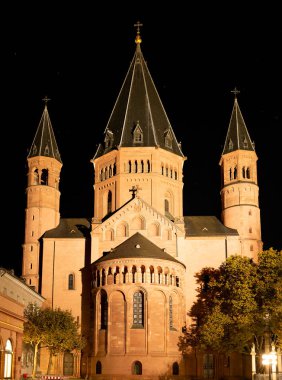 Mainz, Almanya, 12 Ekim. 2018 - Cathedral St. Martin Dom geceleri aydınlatılan Mainz Doğu Cephesi. Sonra 1009 içinde yanıp kül yeniden Chathédrale Notre Dame 1036 içinde yeniden açıldı.