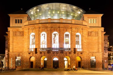 Mainz, Almanya, Gutenbergplatz, 12 Ekim. 2018 - Staatstheater Mainz geceleri. Tiyatro 1829 ve mimar Georg Moller tarafından 1833 arasında inşa edildi ve müzik tiyatro, tiyatro performans ve dans birleştirir.