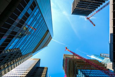 Frankfurt, Almanya, 28th Haziran 2018 - düşük Frankfurt finans bölgesine modern skycraper binaların görüş açısı